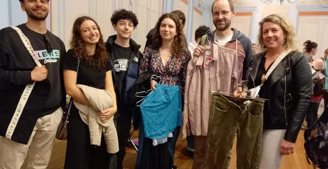 photo  de droite à gauche, aline, olivier et ses deux enfants mathilda et basile attendent patiemment de pouvoir payer les trésors chinés. à gauche, louise et alex n’ont rien acheté : « trop de monde, trop de queue. »  &copy;  ouest-france 