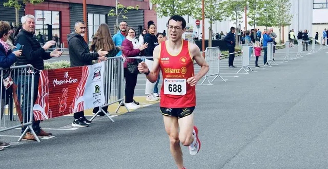 photo  imperturbable favori du 10 km, antoine exmelin (som) devance stéfan cordier d’un souffle.  &copy;  le maine libre 