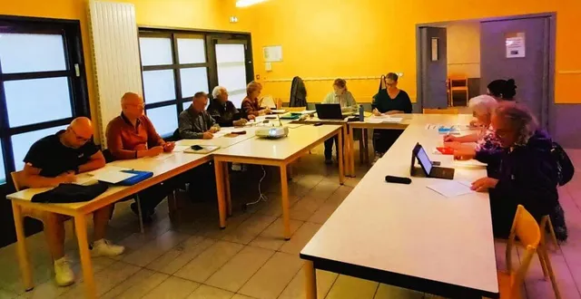 photo  lundi soir, le conseil municipal s’est tenu au restaurant scolaire en conséquence des travaux en cours à la mairie.  &copy;  ouest-france 