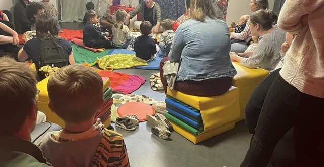 photo  lors de la séance d’une histoire animée, les plus petits étaient tout ouïe pendant le joyeux bazar, au quai des arts d’argentan (orne).  &copy;  ouest-france 