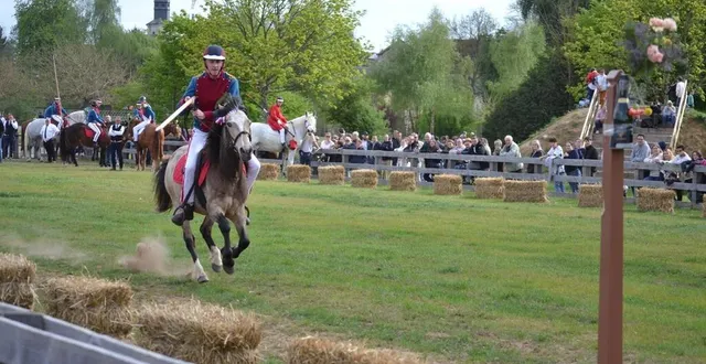 photo  à toute vitesse, la lance tenue à une main, ce lancier tente de ficher sa pointe ferrée dans le poteau de quintaine, lors de la fête des lances 2025 de champagné.  &copy;  ouest-france 