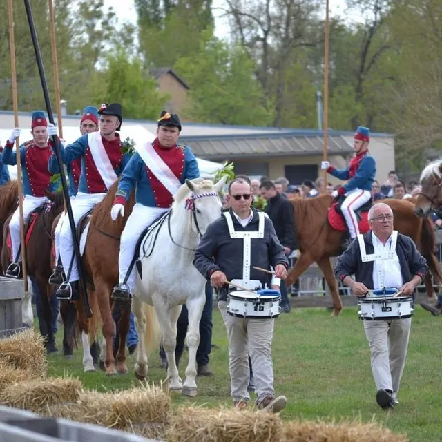 photo le défilé des lanciers, avant le bris des lances lors de la fête des lances 2025 à champagné.  ©  ouest-france
