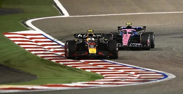 photo max verstappen dépassant pierre gasly lors du dernier tour du grand prix de bahreïn, dimanche 13 avril. © clive mason / getty images via afp