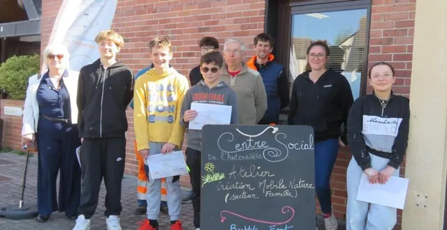 photo  à gauche, anita burot, maire de la milesse, les jeunes qui ont participé au chantier argent de poche, les agents techniques municipaux et à droite derrière camille varin, animatrice jeunesse au centre social de l’antonnière.  &copy;  le maine libre 
