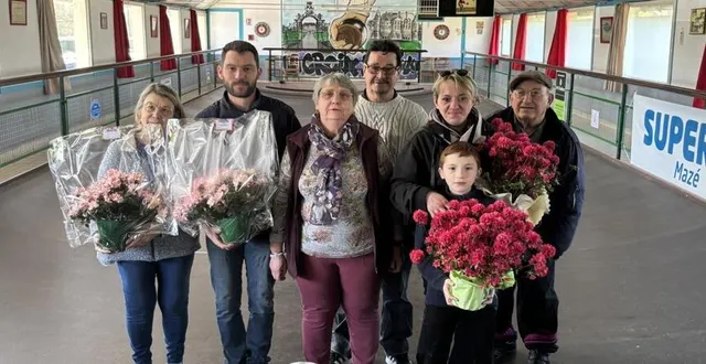 photo  samedi 29 mars, la société la croix-boujuau a organisé la finale de son challenge « un homme, une femme ». la victoire revient à david ganne et danielle jeudi, qui se sont imposés face à isen gourry et jessica beugnier sur le score de 12 à 6. alain et patricia lambert complètent le podium. la compétition s’est clôturée par un couscous convivial.  &copy;  co 