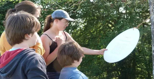 photo  les familles sont venues tenter la chasse aux œufs originale élaborée au château de montmirail.  &copy;  ouest-france. 