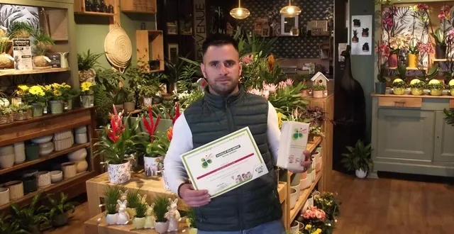 photo  kévin grudé, de la boutique le fleuriste de la gare, a été récompensé pour ses actions environnementales.  &copy;  ouest-france 