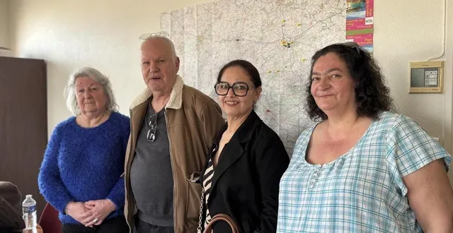 photo  marie-france, philippe, hind et sandrine (de gauche à droite) accueillent des jeunes placés dans leur domicile depuis plusieurs années.  &copy;  photo : le maine libre 