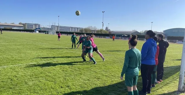 photo  chaque année, le tournoi commence par les féminines.  &copy;  archives le maine libre 