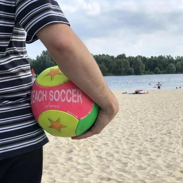 photo entre deux baignades, il est possible de faire du volley-ball, du sandball ou encore du beach-soccer sur la plage du lac de la monnerie.  ©  archives ouest-france