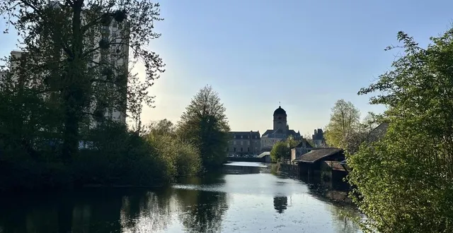 photo  la communauté urbaine d’alençon lance une consultation des habitants dans le cadre de l’aménagement des cours d’eau. ici, la sarthe, à alençon.  &copy;  ouest-france 