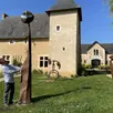 photo les sculptures de lionel tonda, mises en valeur dans le parc de la galerie artistic red dot, fondée à parcé par eric dos santos.