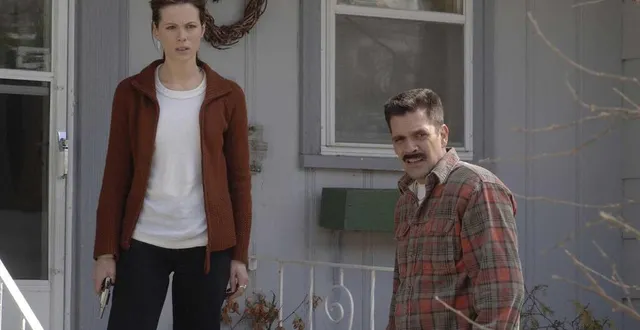 photo  nicky katt (à droite) dans « snow angels », un film dramatique américain réalisé par david gordon green en 2007.  &copy;  archives du 7e art / photo12 via afp 