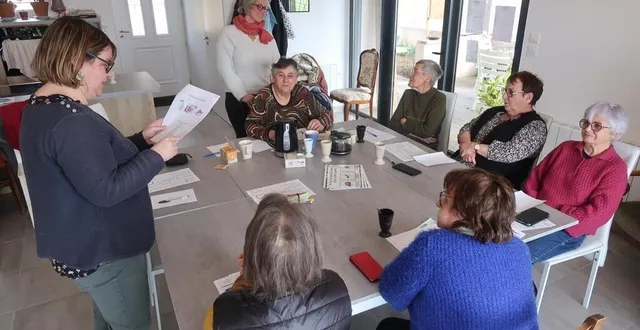 photo  fontaine-guérin, le 17 mars 2025. aidante familiale, sandrine jicquiau anime des ateliers sensoriels à la maison habit’âge. l’occasion avant tout de passer un bon moment de convivialité et de partage.  &copy;  co – agathe le nueff 