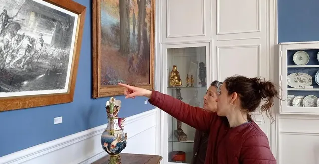 photo  morane louise, de l’office du tourisme de domfront-en-poiraie (orne) et chargée des visites, répond à une question concernant une lithographie de charles léandre.  &copy;  ouest-france 