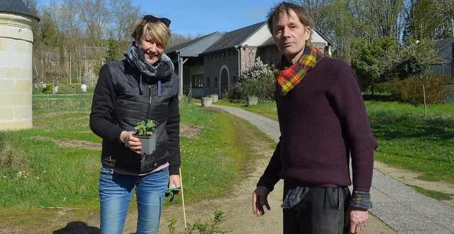 photo  eve gaignard, consultante en architecture du paysage, autrice de livres et guides pratiques sur les plantes médicinales, échange avec james porter, cofondateur de l’association les moulins de paillard, sur les nouvelles collections de plantes tinctoriales à mettre en terre.  &copy;  ouest-france 