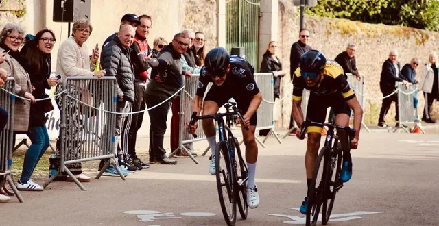 photo  corentin ledru, à gauche, remporte le titre de champion départemental aux dépens de julien mereau, ici vaincu au sprint, sur la ligne.   &copy;  le maine libre 