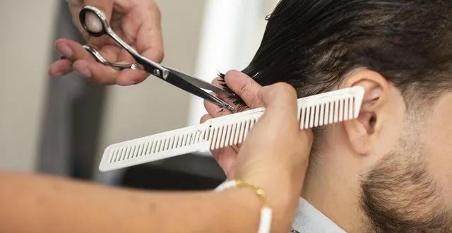 photo  les services à la personne, notamment les salons de coiffure, représentaient 31 % des points de vente de moins de 300 m² au 1er janvier 2024.  &copy;  archives mathieu pattier / ouest france 