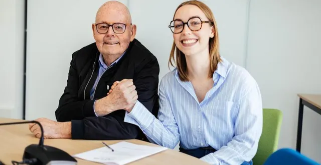 photo  jean-pierre fontaine, président de la communauté de communes des sources de l’orne, a signé un contrat avec maud hanon, étudiante en médecine, afin qu’elle s’installe pour cinq ans sur le territoire à la fin de ses études.  &copy;  ouest-france 
