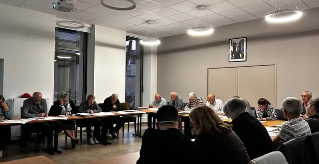 photo  les élus pendant le conseil municipal d’écouché-les-vallées.  &copy;  ouest-france 