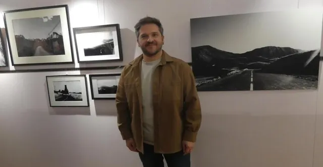 photo  julien ysebert devant plusieurs de ses photographies  &copy;  ouest-france 