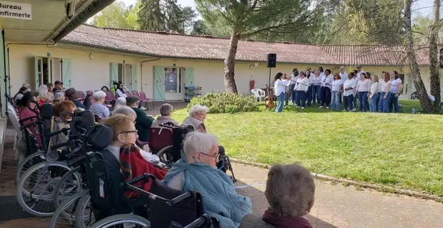 photo  les chanteurs et le public ont pu profiter d’une belle journée ensoleillée.  &copy;  les térébinthes 