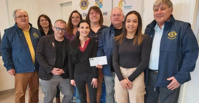 photo  remise d’un chèque par le président gilles evenisse.  &copy;  le maine libre 