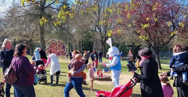 photo  le lapin géant phiphi, toujours au rendez-vous pour aider les enfants à débusquer les œufs en chocolat.  &copy;  mairie de parigné 