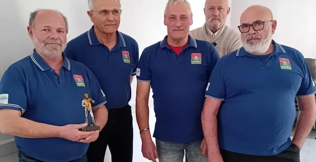 photo  l’équipe de château-du-loir gagnante, avec de gauche à droite, bernard, michel, jacques, alain et françois.  &copy;  ouest-france. 