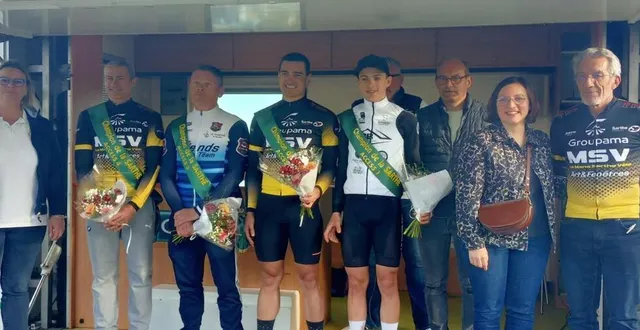 photo  les quatre cyclistes champions départementaux access en compagnie des élus et des organisateurs.  &copy;  ouest-france 
