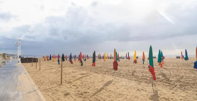 photo  la plage de deauville est l’une des plus célèbres de normandie.  &copy;  safia_pictures / pixabay 