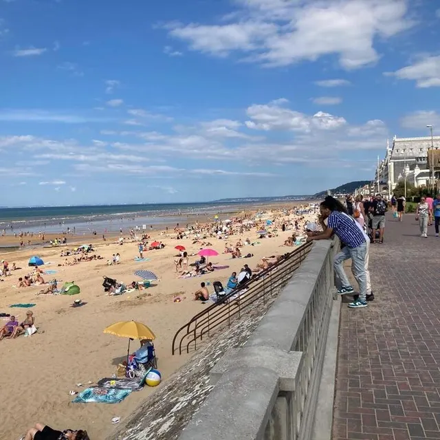 photo la plage et la promenade marcel proust, à cabourg (calvados)  ©  ouest-france