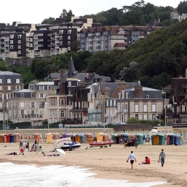 photo la plage de trouville (calvados) et ses superbes villas en arrière-plan.  ©  ouest france archives