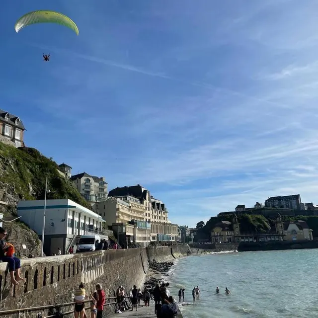 photo ciel bleu, parapente, baignades, un air de vacances plane sur le plat gousset à granville (manche).  ©  ouest-france