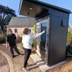 photo  jean-louis gibert, gérant du camion le burger du coin, accompagne une cliente venue découvrir la borne automatique installée place de la madeleine à poillé-sur-vègre. 