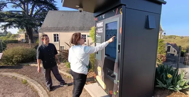 photo  jean-louis gibert, gérant du camion le burger du coin, accompagne une cliente venue découvrir la borne automatique installée place de la madeleine à poillé-sur-vègre.  &copy;  ouest-france 