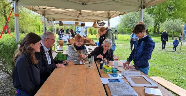 photo  amandine chartier et philippe bergues (à gauche) rencontrent deux participantes de l’atelier de carole cettolin.  &copy;  ouest-france 