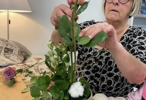 photo  nadine, bénévole à la médiathèque d’athis de l’orne, anime régulièrement des ateliers floraux pour les grandes fêtes de l’année.  &copy;  médiathèque athis 