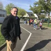 photo  beaufort-en-anjou, le 11 mai 2025. le maire alain dozias croise les enfants de l’accueil de loisirs en train de partir au gymnase de la tannerie. en plus d’offrir plus de places que le centre de brion, l’école de la vallée rapproche les enfants des infrastructures (gymnase, cinéma, médiathèque). 