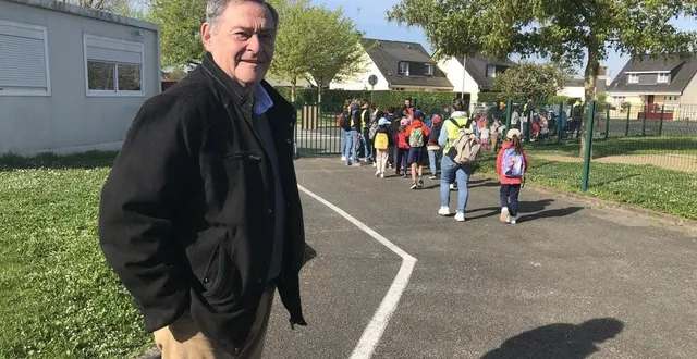 photo  beaufort-en-anjou, le 11 mai 2025. le maire alain dozias croise les enfants de l’accueil de loisirs en train de partir au gymnase de la tannerie. en plus d’offrir plus de places que le centre de brion, l’école de la vallée rapproche les enfants des infrastructures (gymnase, cinéma, médiathèque).  &copy;  co – christophe ricci 