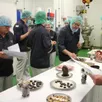 photo  les chocolatiers de guisabel goûtent les créations de noémie et apolline, les deux alternantes, au second plan. 