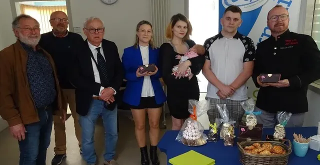 photo  jeudi, en présence du maire, gérard lurçon, la boulangerie aux douceurs corbenoises a remis son poids en chocolats aux parents d’octavia.  &copy;  ouest-france 