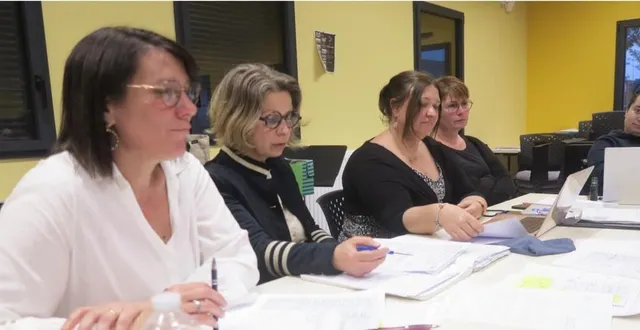 photo  le bureau de music’ a varennes présidé par sandrine grégoire (2e à partir de la gauche) été reconduit.  &copy;  co 