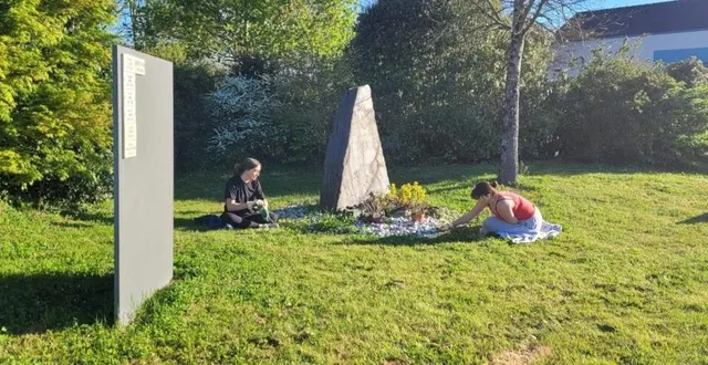 photo  au fond du cimetière, deux jeunes adolescentes ont nettoyé les abordsde la stèle du jardin du souvenir.  &copy;  co 