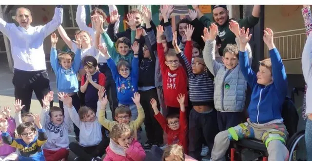 photo  le plaisir des enfants d’être avec le champion mohamed serbouti.  &copy;  le maine libre 