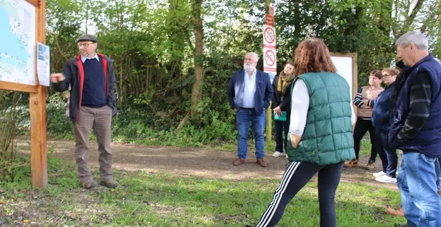 photo  au pied d’un panneau pédagogique, philippe gombert, (à gauche), accompagné d’andré trottet, (au centre), d’élus et de la population.  &copy;  ouest-france 