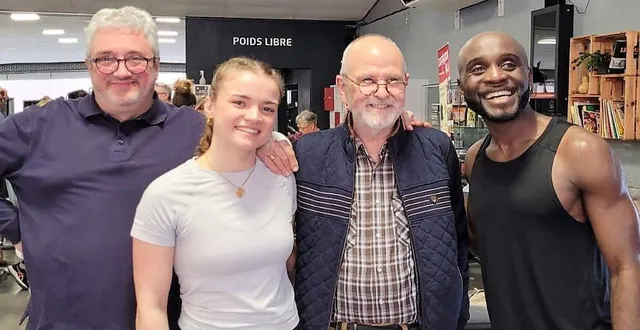 photo  de gauche à droite ; patrice lopez, gérant de la salle wake up form, marylou, daniel cadeau, président du gma et belmondo, l’intervenant zumba.  &copy;  le maine libre. 