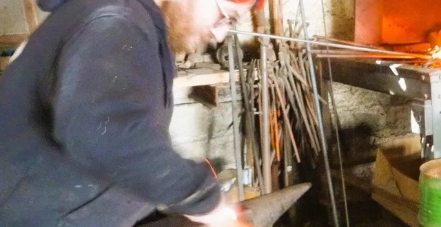 photo  julien gadois, devant sa forge présente le travail du métal aux visiteurs intéressés.  &copy;  le maine libre 