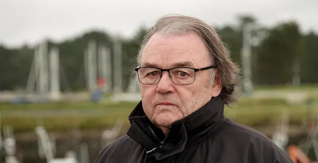 photo  michel douce, armateur du bugaled breizh qui a fait naufrage le 15 janvier 2004, ici sur le port de loctudy.  &copy;  vincent mouchel / archives ouest-france 