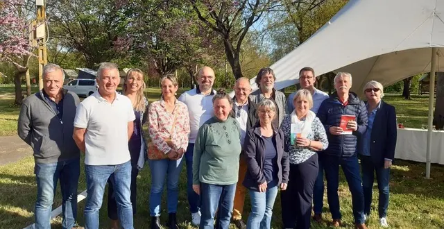 photo  le camping écoloire de l’île batailleuse est rouvert. autour d’hélène guégnard (au centre), gérante du camping en régie municipale, des élus de saint-florent-le-vieil et varades, et les premiers campeurs.  &copy;  ouest-france 